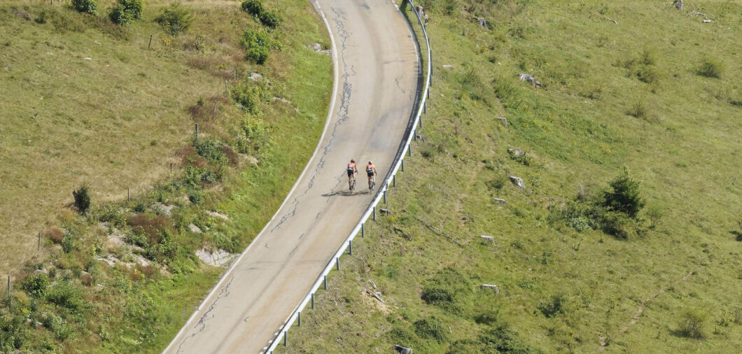 Zwei Radfahrer genießen eine Fahrt auf einer ruhigen Straße.